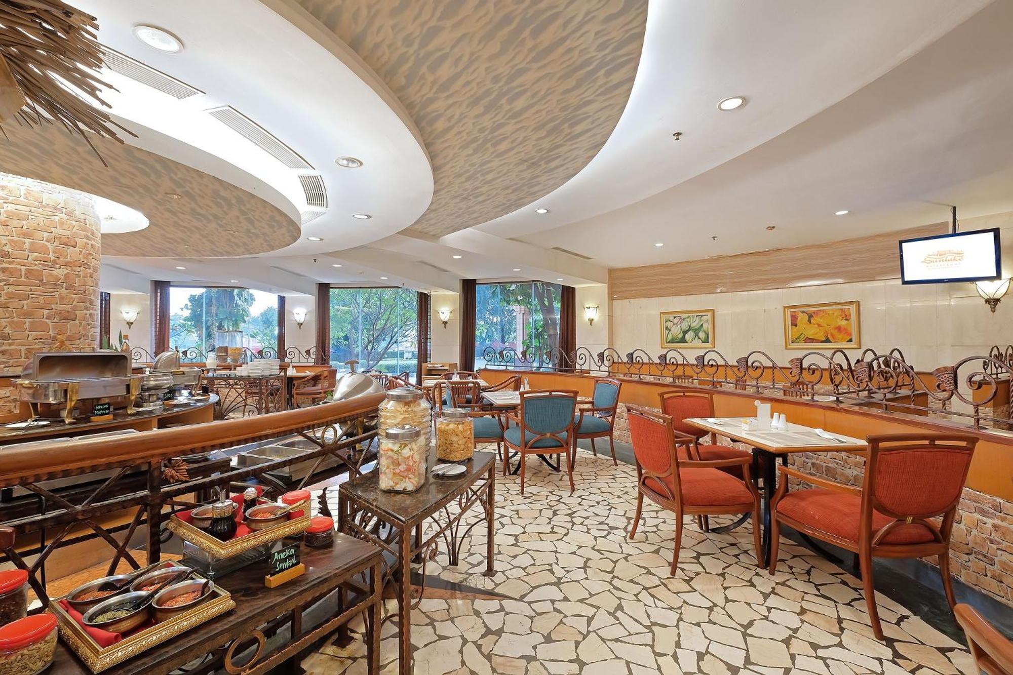 Sunlake Waterfront Resort & Convention Jakarta Exterior photo
